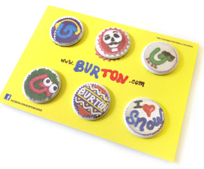 Postcard with 6 button badges 25mm, Burton